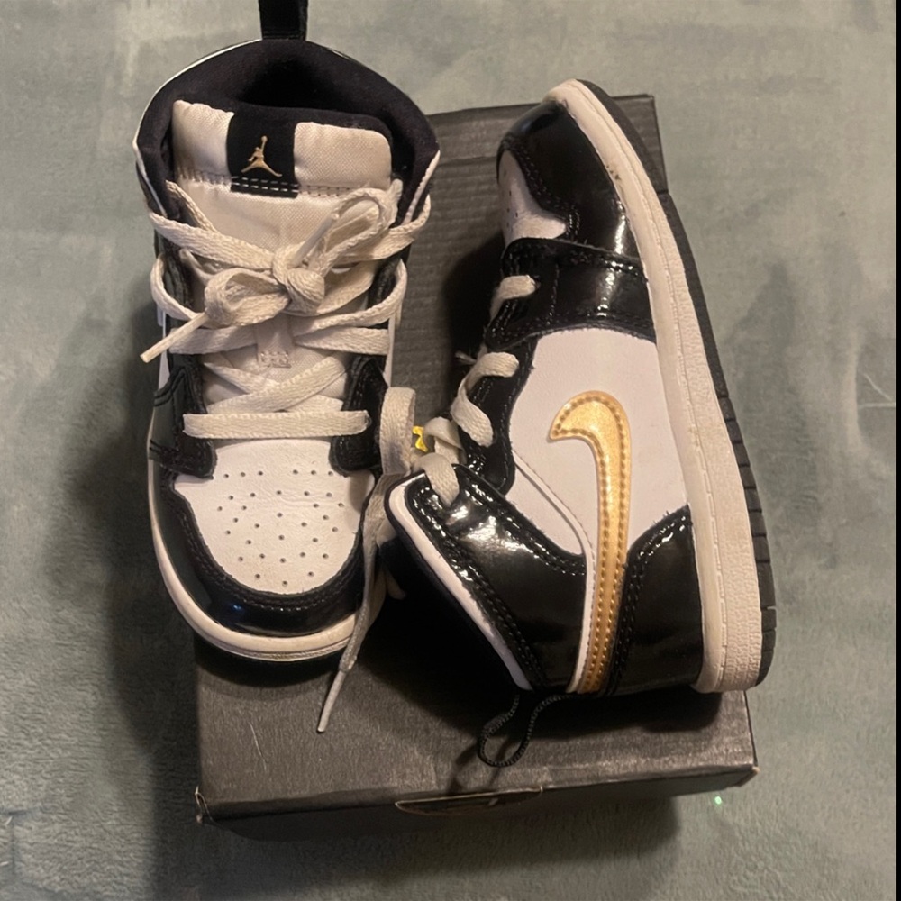 Jordan 1 Mid SE (TD) Black with Gold Highlights